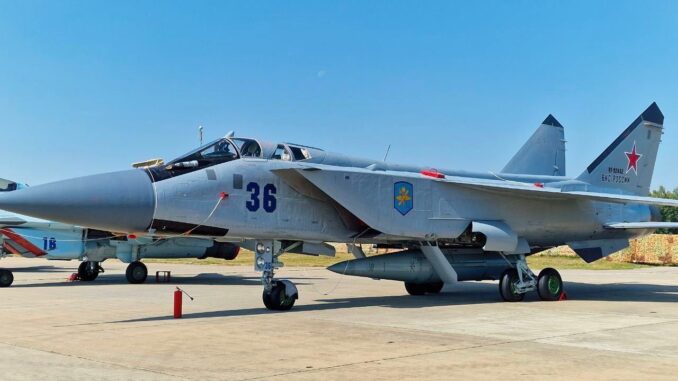 Три надзвукові винищувачі-перехоплювачі