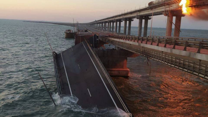 Кримський міст горить