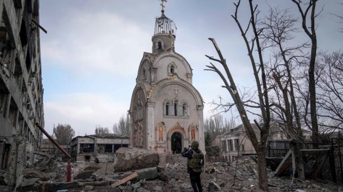 зруйнована церква в Маріуполі