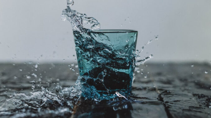вода
