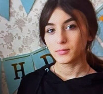 дівчина