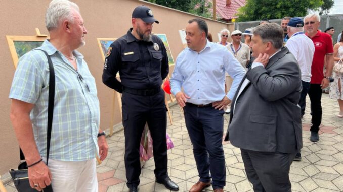 чиновники