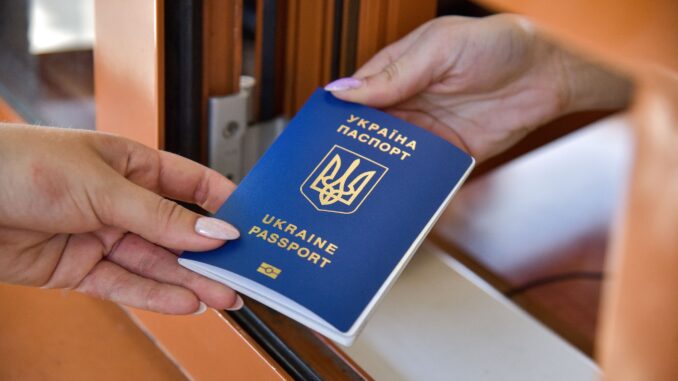 паспорт Оформлення паспортів в Україні тимчасово припиняються