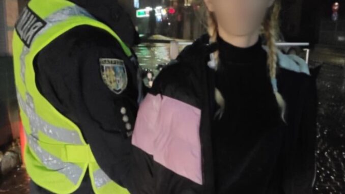 дівчина