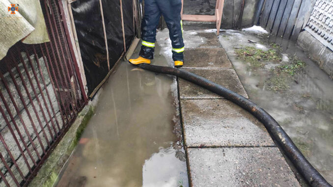 вода