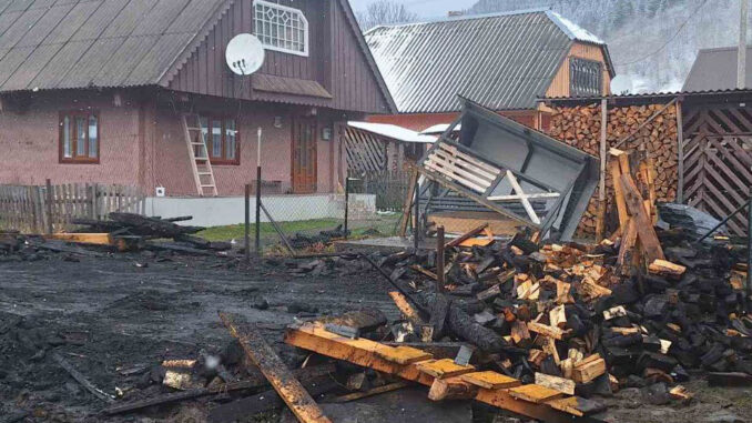 двір