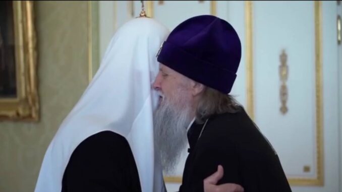 священник