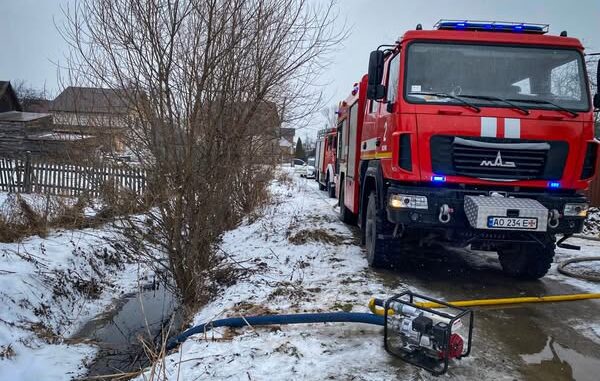 Фото: ГУ ДСНС Украіни в Закарпатській обасті На Рахівщині вогонь знищив дах літньої кухні та дві тонни сіна