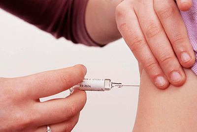 Міністерство охорони здоровя Украіни Ці вакцини будуть розподілені по регіонах країни для безоплатної вакцинації відповідно до Національного календаря профілактичних щеплень.