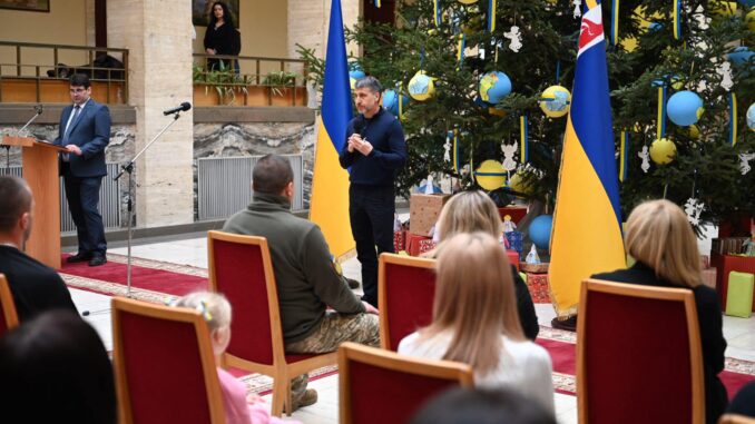 ОВА5 На Закарпатті родини ветеранів отримали сертифікати на житло