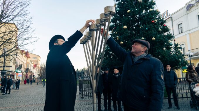 Ужгород24_На центральній площі Мукачева відзначили традиційне єврейське свято Хануки На центральній площі Мукачева відзначили традиційне єврейське свято Хануки_ Ужгород24