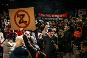 «Ми не Росія», «Ми не російська ганчірка»: Тисячі словаків протестують проти проросійської політики _Ужгород24