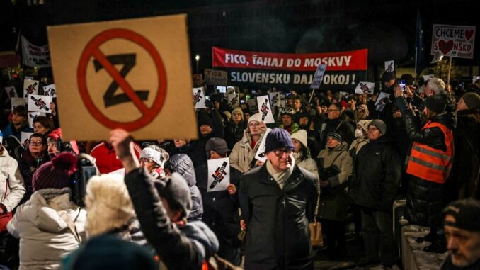 «Ми не Росія», «Ми не російська ганчірка»: Тисячі словаків протестують проти проросійської політики «Ми не Росія», «Ми не російська ганчірка»: Тисячі словаків протестують проти проросійської політики _Ужгород24
